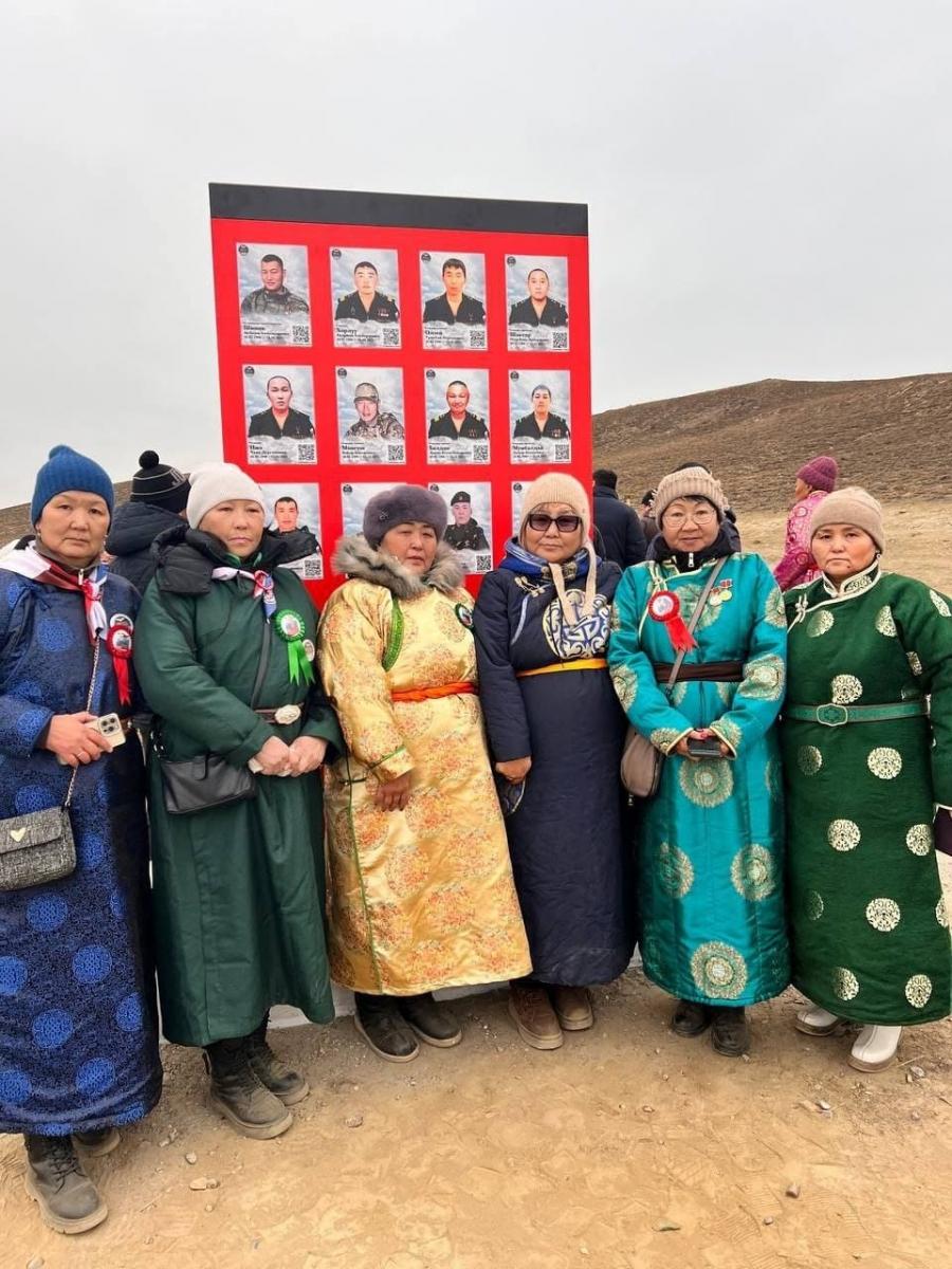 Сегодня, 5 ноября, у подножия горы Догээ состоялось торжественное открытие "Аллеи Героев", посвященной погибшим при исполнении служебного долга в специальной военной операции. В мероприятии приняли участие сотрудники концертного отдела Тувгосфилармонии им. В.М. Халилова, которые пришли выразить свое уважение и почтение коллеге Уран-Саю Мергеновичу Олзею, главному звукорежиссеру филармонии, который героически пал в бою 23 февраля 2023 года. Его мама, Росина Кан-ооловна Олзей, также работник филармонии, активно участвует в открытии аллеи как член Комитета матерей военнослужащих, героически погибших в специальной операции.
